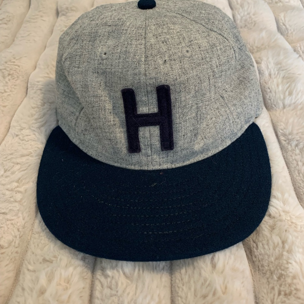 Huckberry hat gray and navy brim